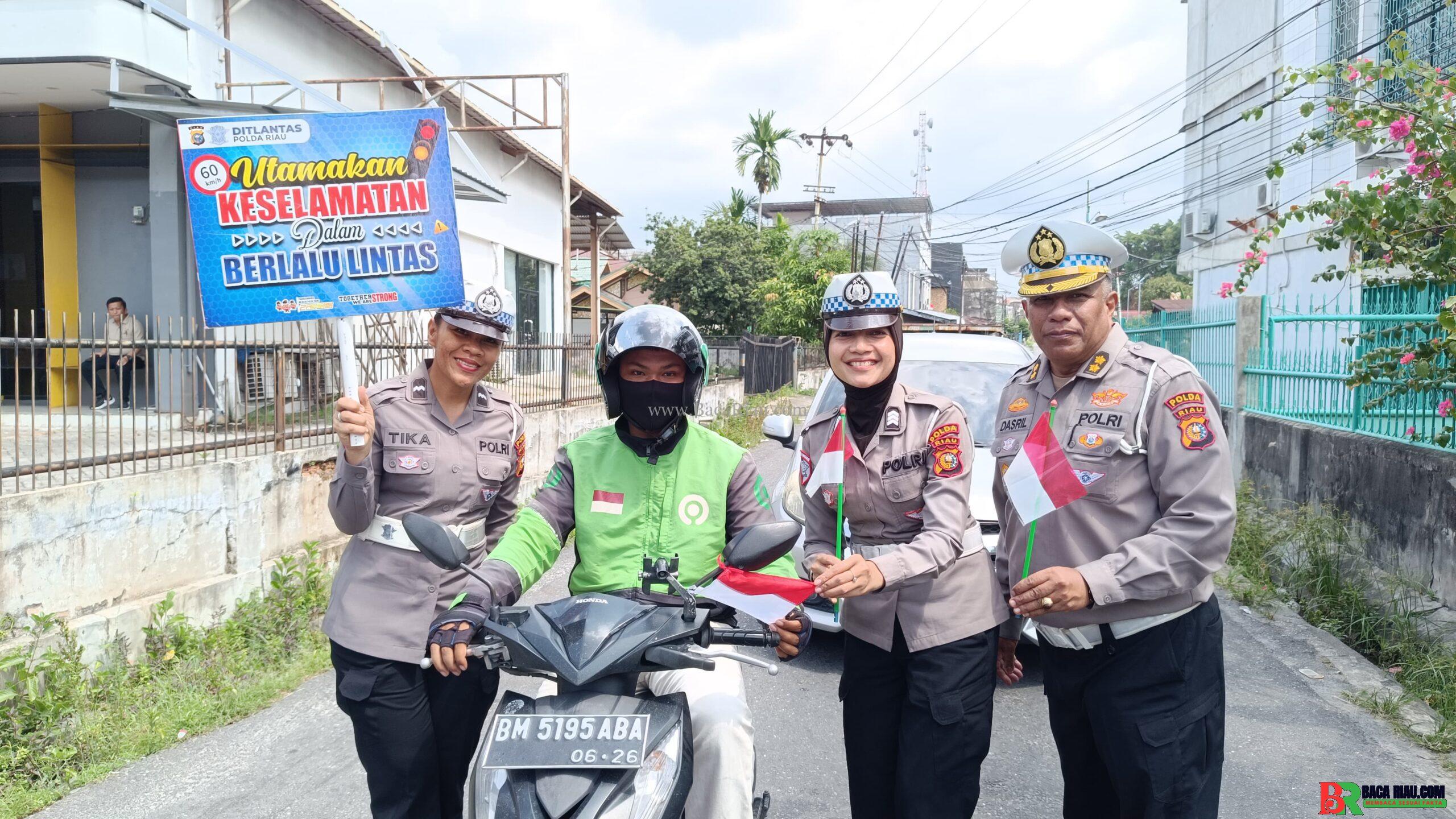 Gelorakan Semangat Kemerdekaan, Ditlantas Polda Riau dan Satlantas Jajaran Bagikan Bendera Merah Putih ke Pengendara