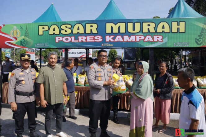 
					Beras Murah untuk Warga Bangkinang Kota: Polres Kampar dan Bulog Distribusikan 4 Ton Beras SPHP