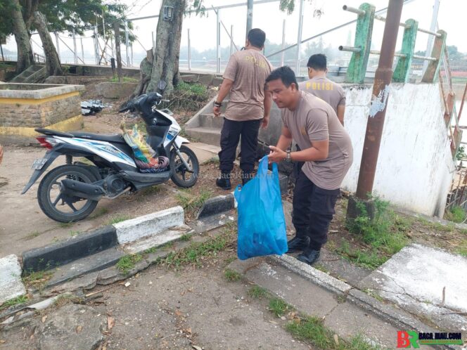 
					Polres Kuansing Gelar Gotong Royong di Seputaran Taman Jalur Teluk Kuantan Jelang Pacu Jalur