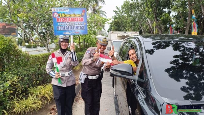 
					Polantas Menyapa, Subdit Kamsel Ditlantas Polda Riau Tebar Semangat Merah Putih kepada Pengendara