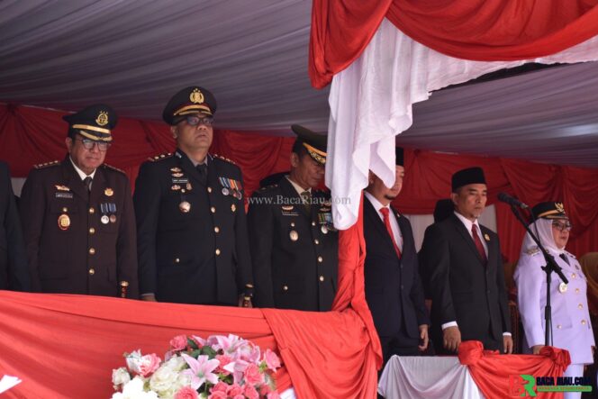 
					Kapolres Kampar Bersama Forkopimda Hadiri Upacara HUT RI ke-80, Semangat Kemerdekaan Terpancar di Bangkinang   