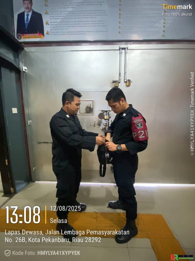 
					Tegakkan Kedisiplinan, Petugas Pintu Utama (P2U) lakukan Pemeriksaan Seluruh Pegawai yang memasuki Area Lapas