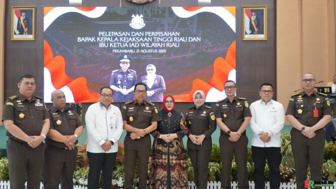 
					Akmal Abbas Resmi Purna Tugas, Tongkat Estafet Dilanjutkan Dedie Tri Hariyadi Sebagai Plt Kajati Riau