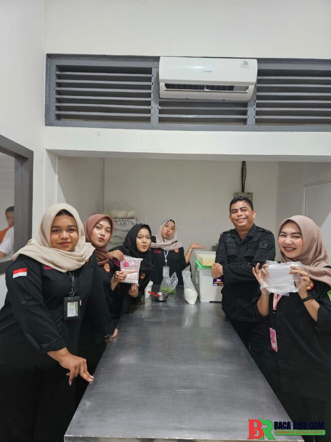 
					Antusias Mahasiswa KKP Melihat Kegiatan Program Kemandirian WBP Lapas Pekanbaru