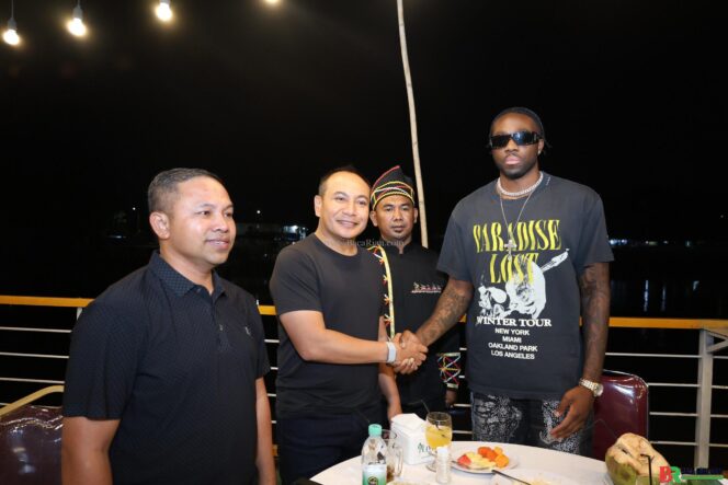 
					Melly Mike Bertemu Kapolda Riau: Terima Kasih Sudah Membuat Sungai Bersih