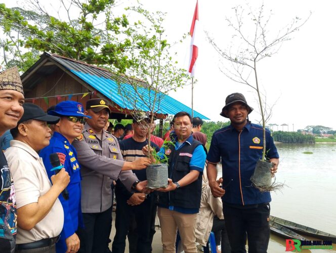 
					Semarak HUT 80 RI, Pacu Sampan Season 4 Digelar di pinggir Sungai Siak ” Sarawa Beach 