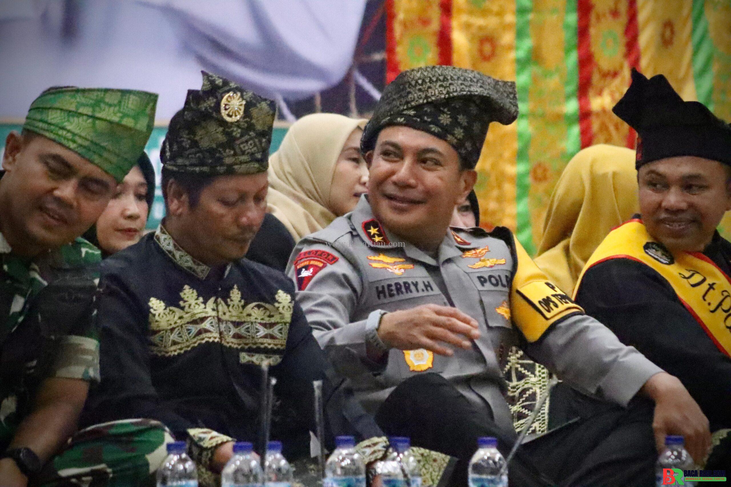 Kapolda Riau Hadiri Anugerah Gelar Kehormatan Adat Datuk Panglimo Sati Indragiri dari LAN Kuansing Kepada Gubernur Riau