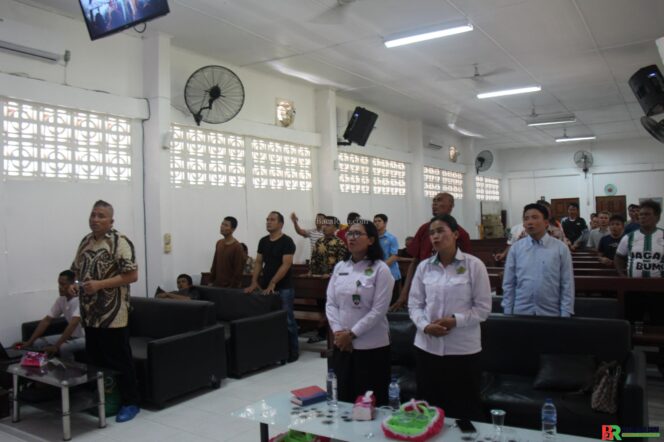 
					Penuh khidmat,Wbp Lapas Pekanbaru Ikuti Kegiatan Ibadah Gereja Bersama Petugas Kemenag Kota Pekanbaru