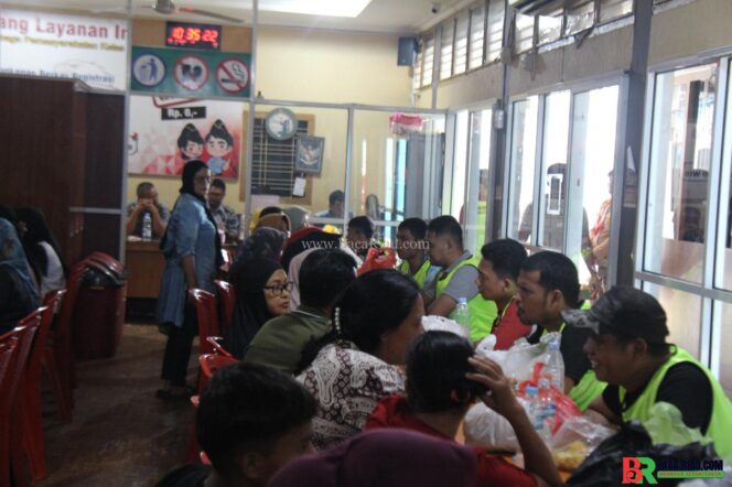 
					Melihat Suasana Kunjungan di Lapas Kelas IIA Pekanbaru, WBP dan Pengunjung Saling Melepas Rindu