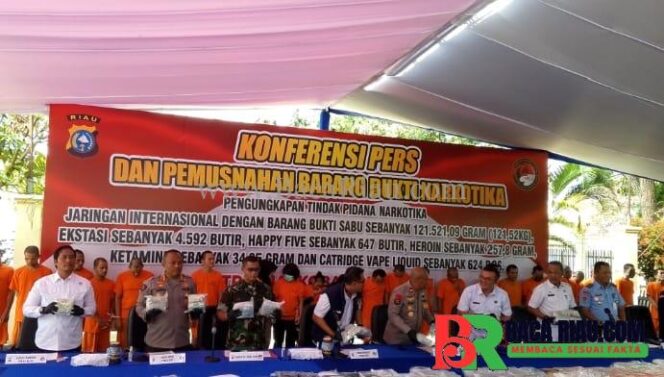 
					‎Polda Riau Ungkap Jaringan Narkotika Internasional, 42,4 Kg Sabu dan Narkoba Senilai Rp123,7 M dimusnahkan