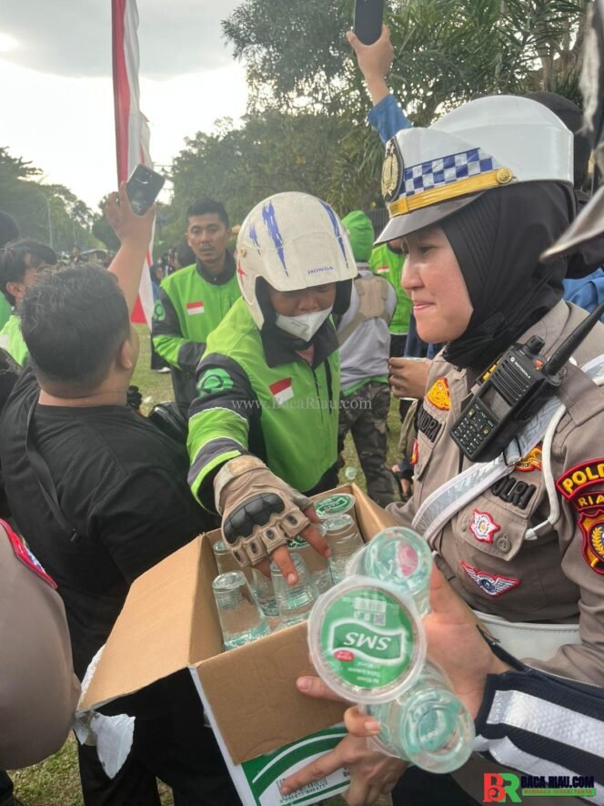 
					Polwan Sapa Massa Aksi, Ditlantas Polda Riau Atur Lalu Lintas di Jalan Pattimura