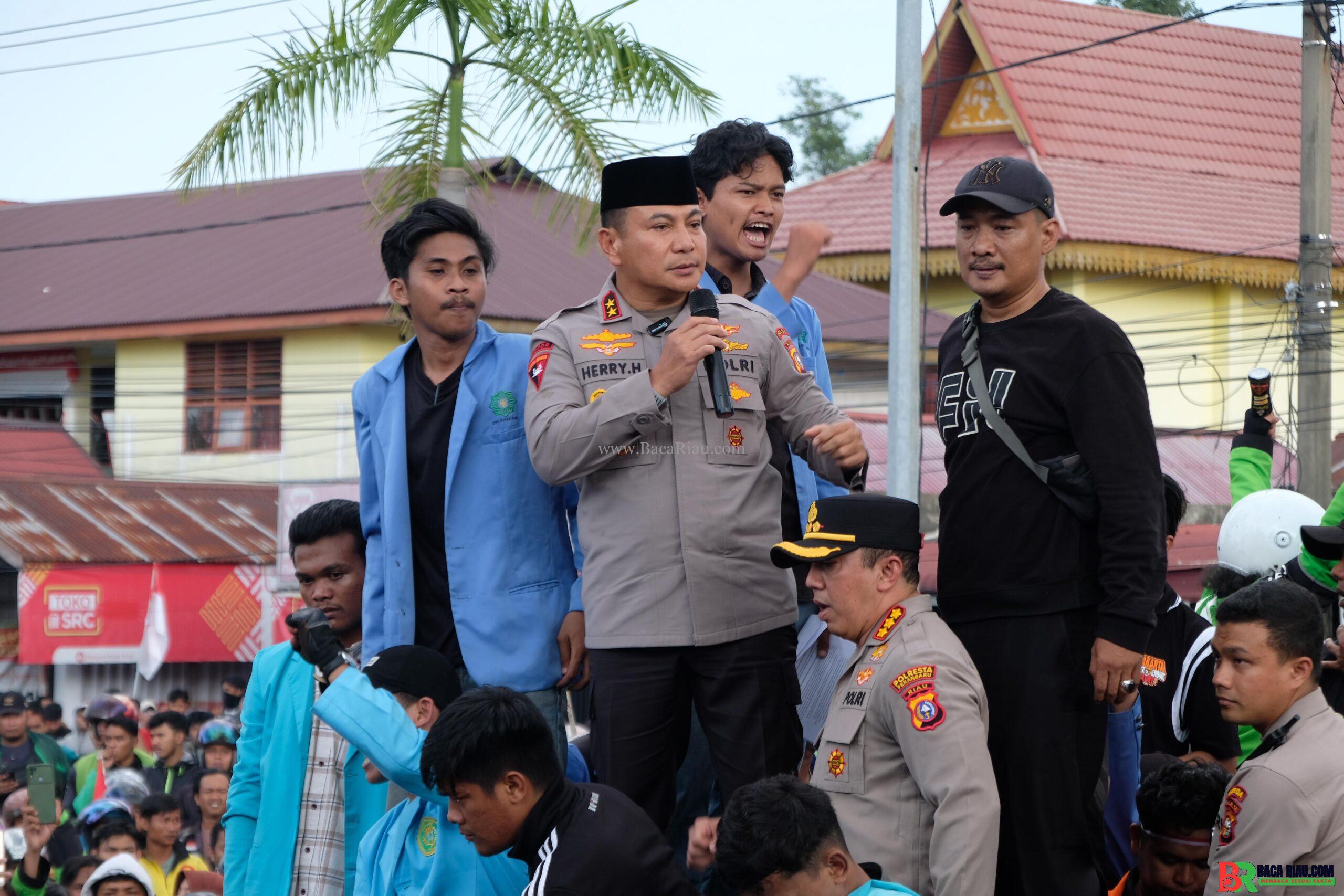 Kapolda Riau Temui Massa Aksi, Sampaikan Bela Sungkawa dan Komitmen Usut Tuntas Kasus Driver Ojol