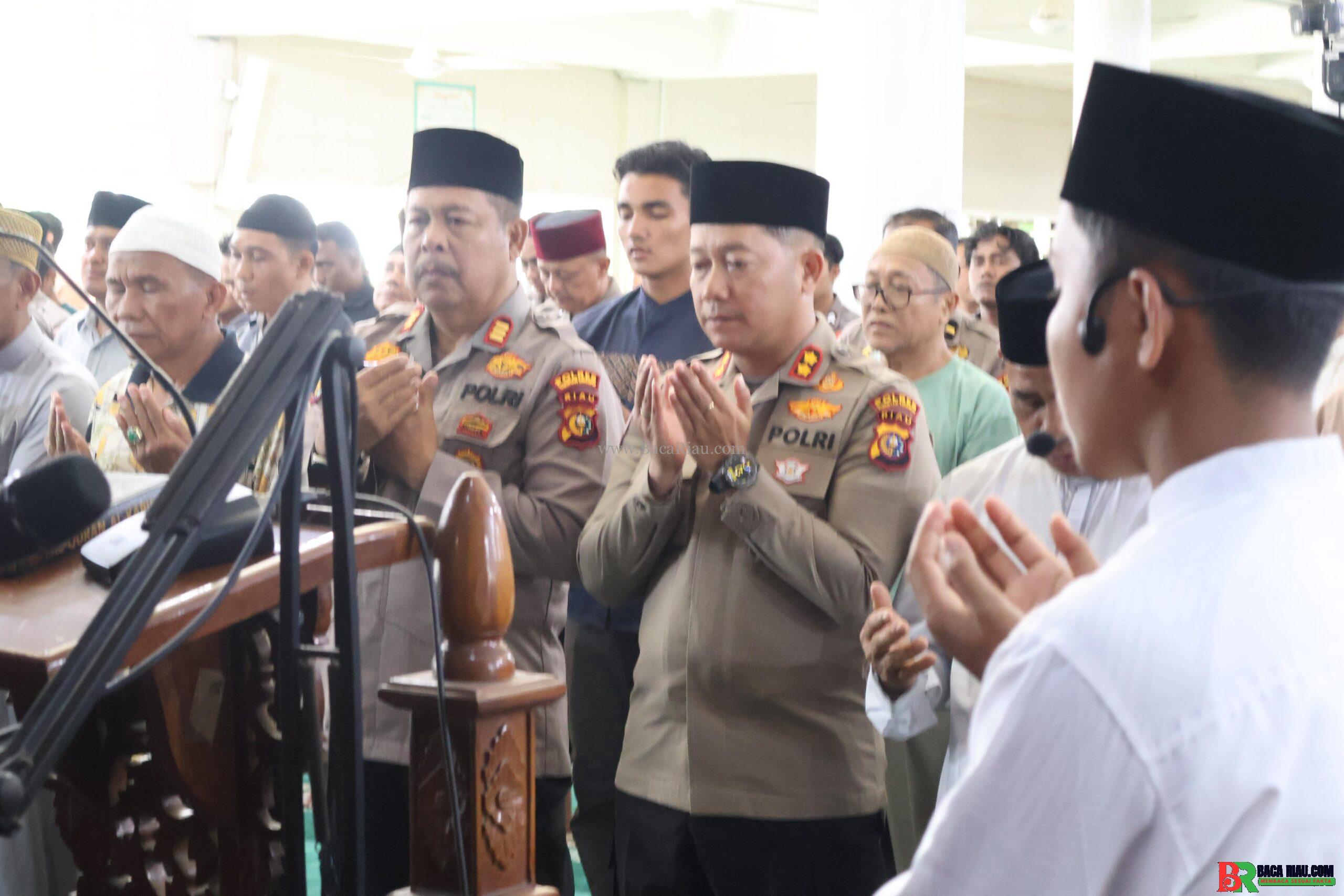 Polres Kuansing Gelar Sholat Ghaib untuk Driver Ojol yang Gugur di Jakarta