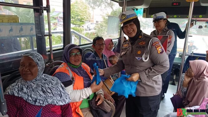 
					Ditlantas Polda Riau Gelar Program Polantas Menyapa di HUT Lalu Lintas ke-70