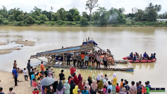 
					Polres Kuansing Gelar Patroli Gabungan, 55 Rakit PETI Ditemukan di Sungai Kuantan