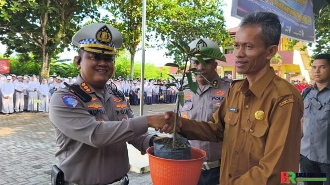 
					Dirlantas Polda Riau Gelar Program Police Goes To School dan Green Policing di SMA/SMK Pekanbaru