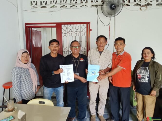 
					Ketua Umum DPP Solidaritas Wartawan Indonesia Serahkan SK Resmi Panitia 