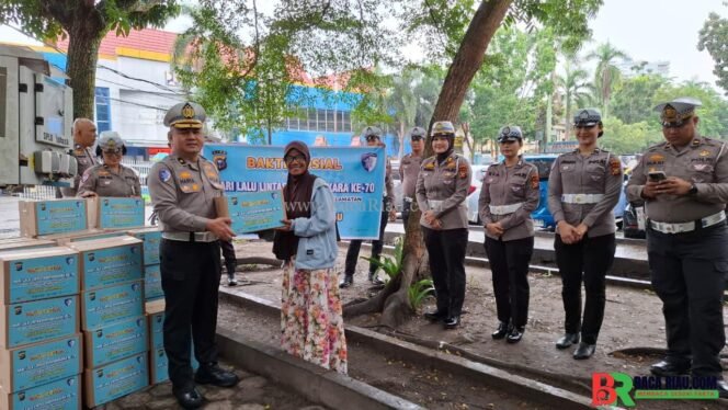 
					Ditlantas Polda Riau Gelar Bakti Sosial, Bagikan 200 Paket Sembako dan Edukasi Keselamatan Berlalu Lintas