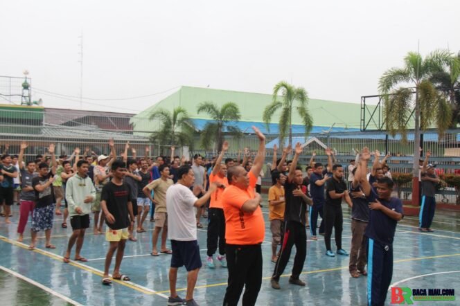 
					Meski Cuaca Mendung, Warga Binaan Lapas Kelas IIA Pekanbaru Tetap Semangat mengikuti Senam Pagi