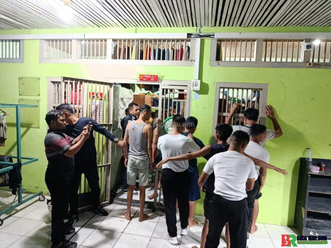 
					Lapas Kelas IIA Pekanbaru Gelar Razia Kamar, Pastikan Keamanan dan Ketertiban Terjaga