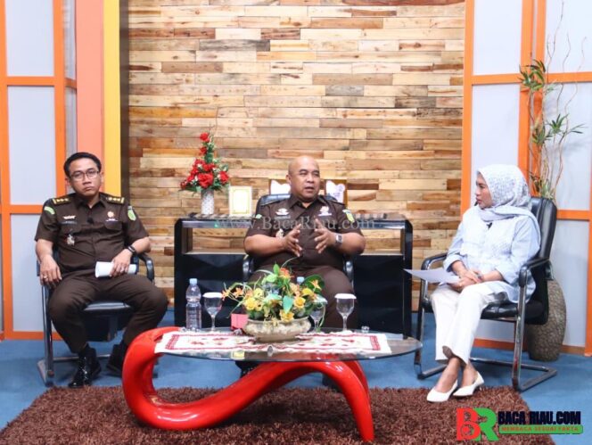
					Kejati Riau kembali Hadir melalui Program Jaksa Menjawab yang disiarkan Secara ecara langsung dari Studio Riau TV