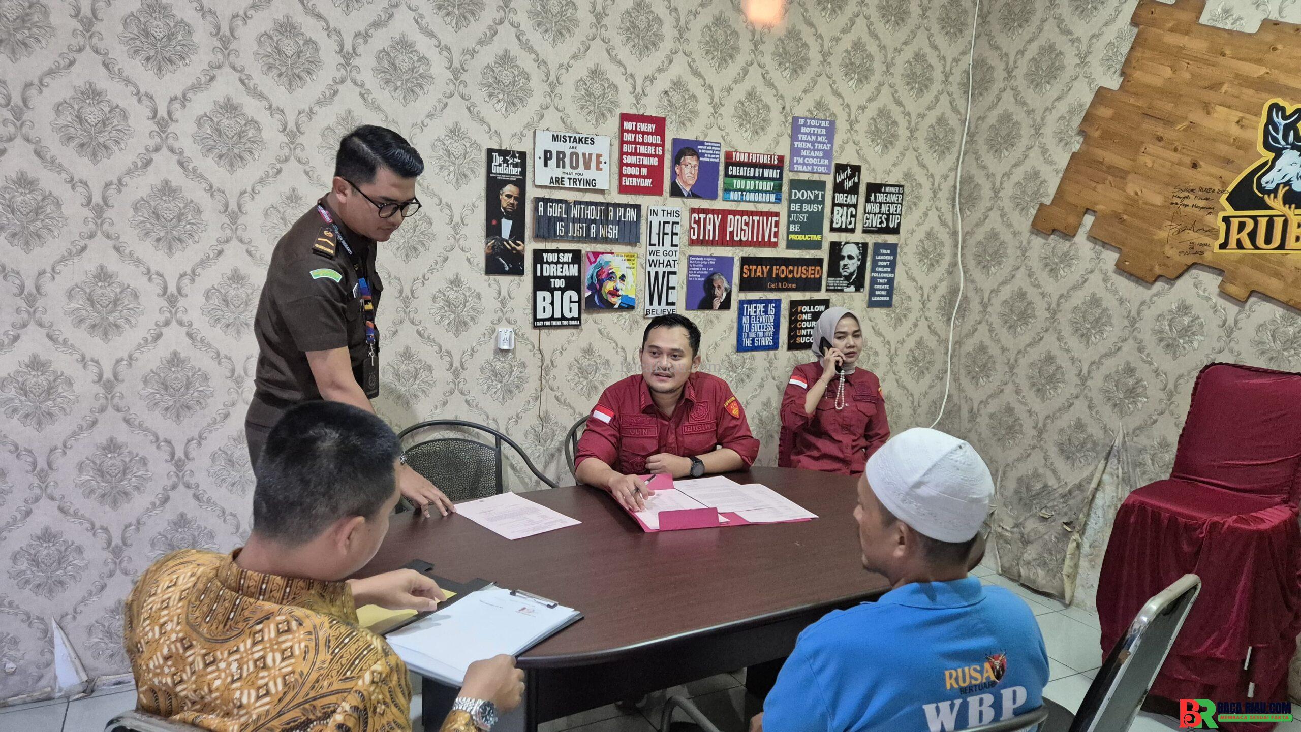 Rugikan Negara Rp12,5 Miliar, Kejati Riau Serahkan Tersangka IR 