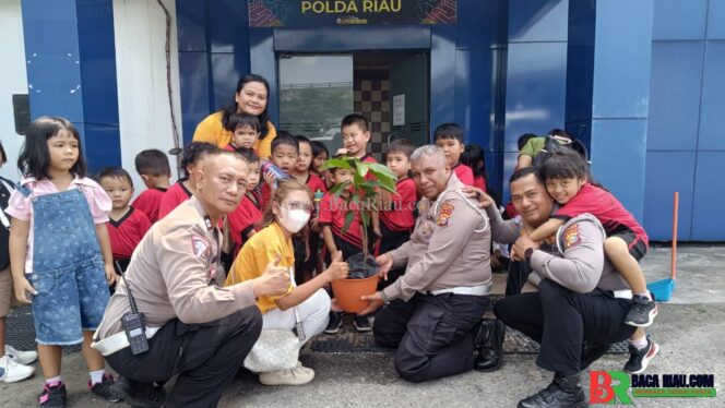 
					Polantas Menyapa: Ditlantas Polda Riau Dekatkan Anak dengan Keselamatan Berlalu Lintas dan Green Policing