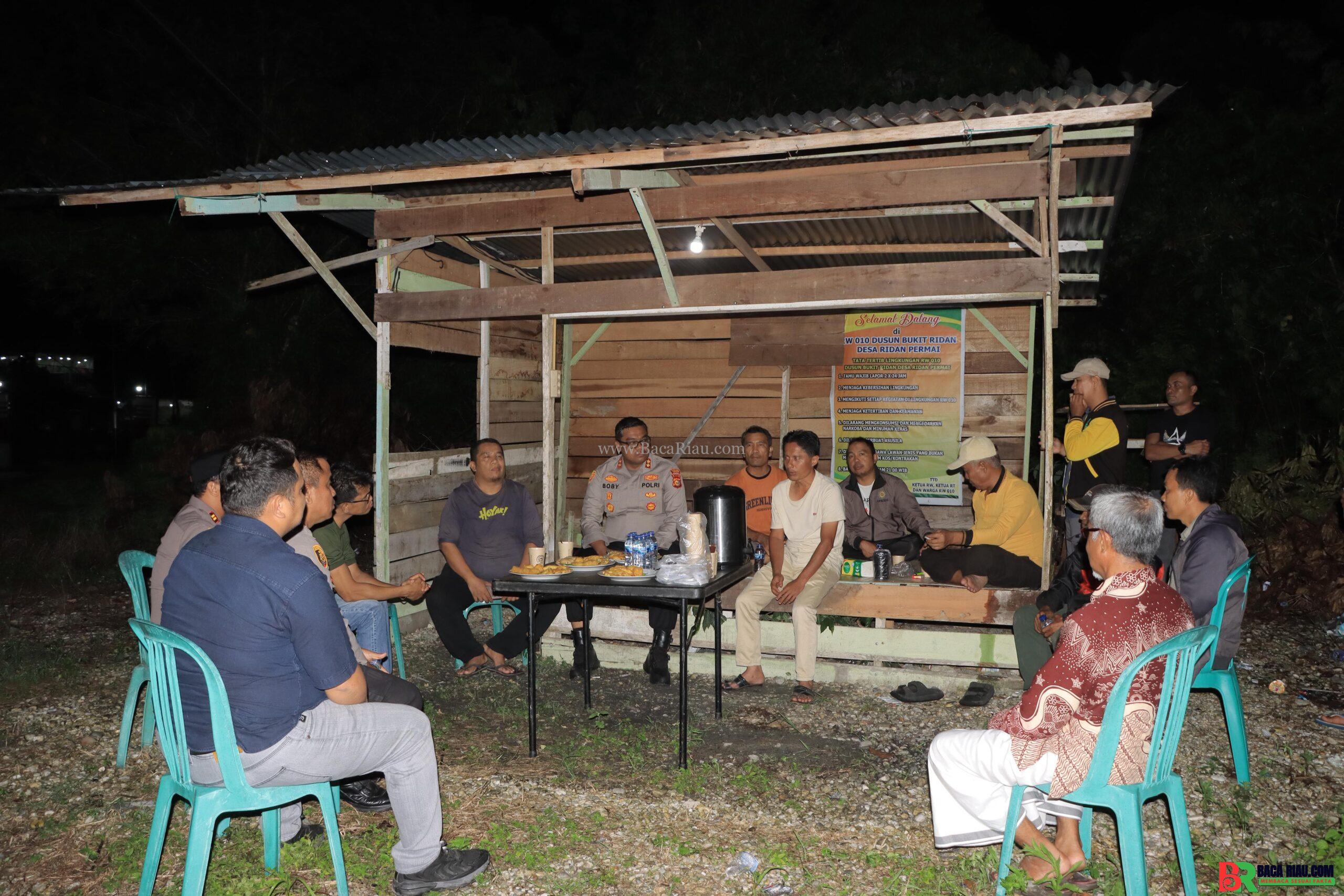 Kapolres Kampar ‘Ngopi’ Bareng Warga di Poskamling, Perkuat Sinergi Jaga Keamanan Bukit Athaya Permai