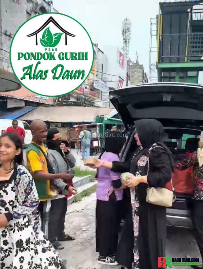 
					Perduli Untuk Sesama,Pondok Gurih Alas Daun Berbagi Makanan di Jum’at Berkah 