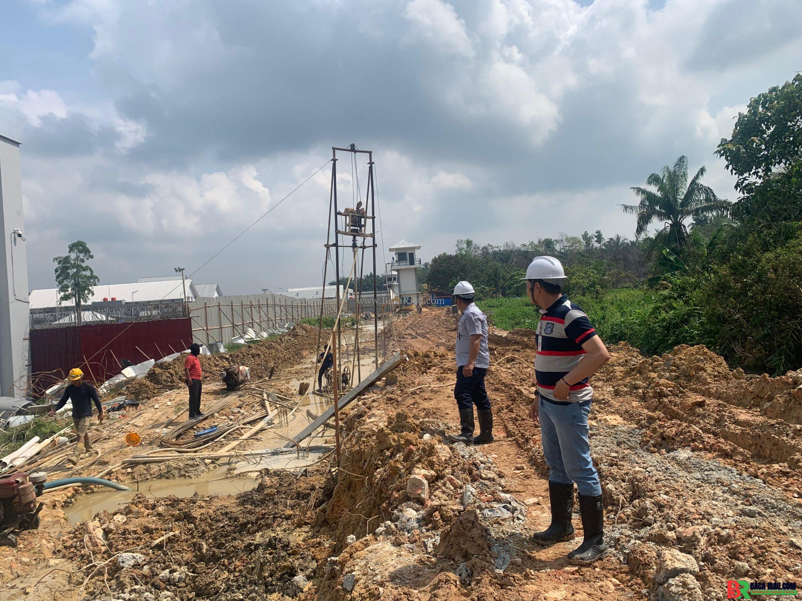 Kasubbag TU Lapas Narkotika Rumbai Kontrol Pembangunan Penataan Ulang Tembok untuk Pastikan Keamanan Pekerja Proyek