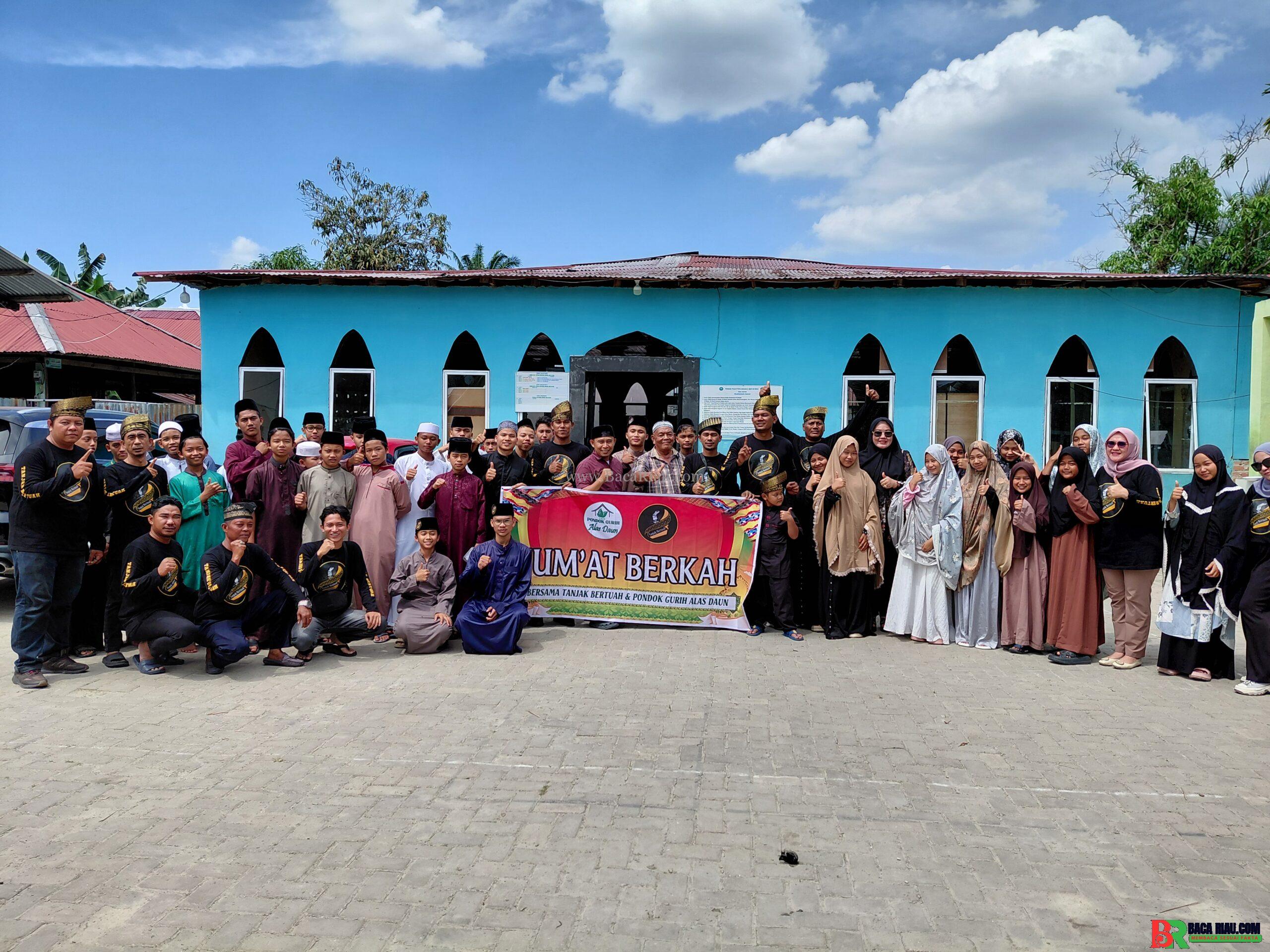 Tanjak Bertuah dan Pondok Gurih Alas Daun Berbagi Berkah ke Ponpes Ashbibul Qur’an Riau