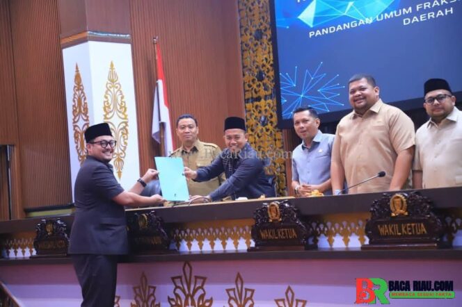 
					Pemko Pekanbaru Terima Pandangan Umum Fraksi Terhadap Tiga Ranperda