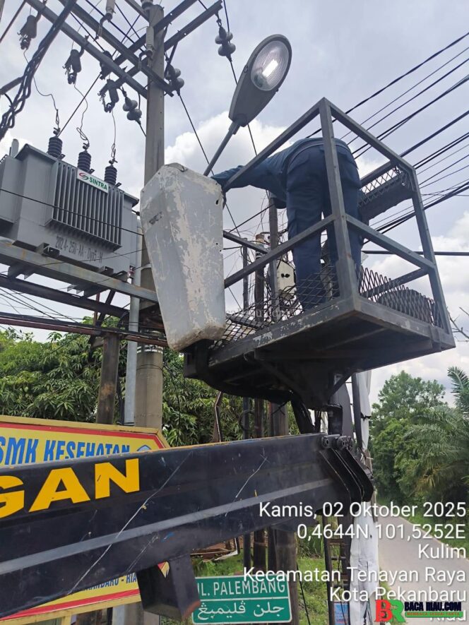 
					Dishub Pekanbaru Gerak Cepat Perbaiki Lampu Jalan di Simpang Palembang Kulim, Warga Apresiasi