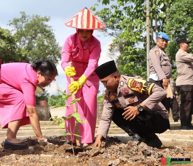 
					Ketua Cabang Bhayangkari Polres Kuansing Ny.Rima Ricky Ikut Serta Tanaman Pohon, Dukung Pelestarian lingkungan hidup