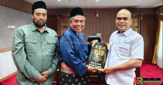 
					600 Halaman Naskah Akademik Beserta RUU Daerah Istimewa Riau Diserahkan Kepada Ketua DPRD Riau 