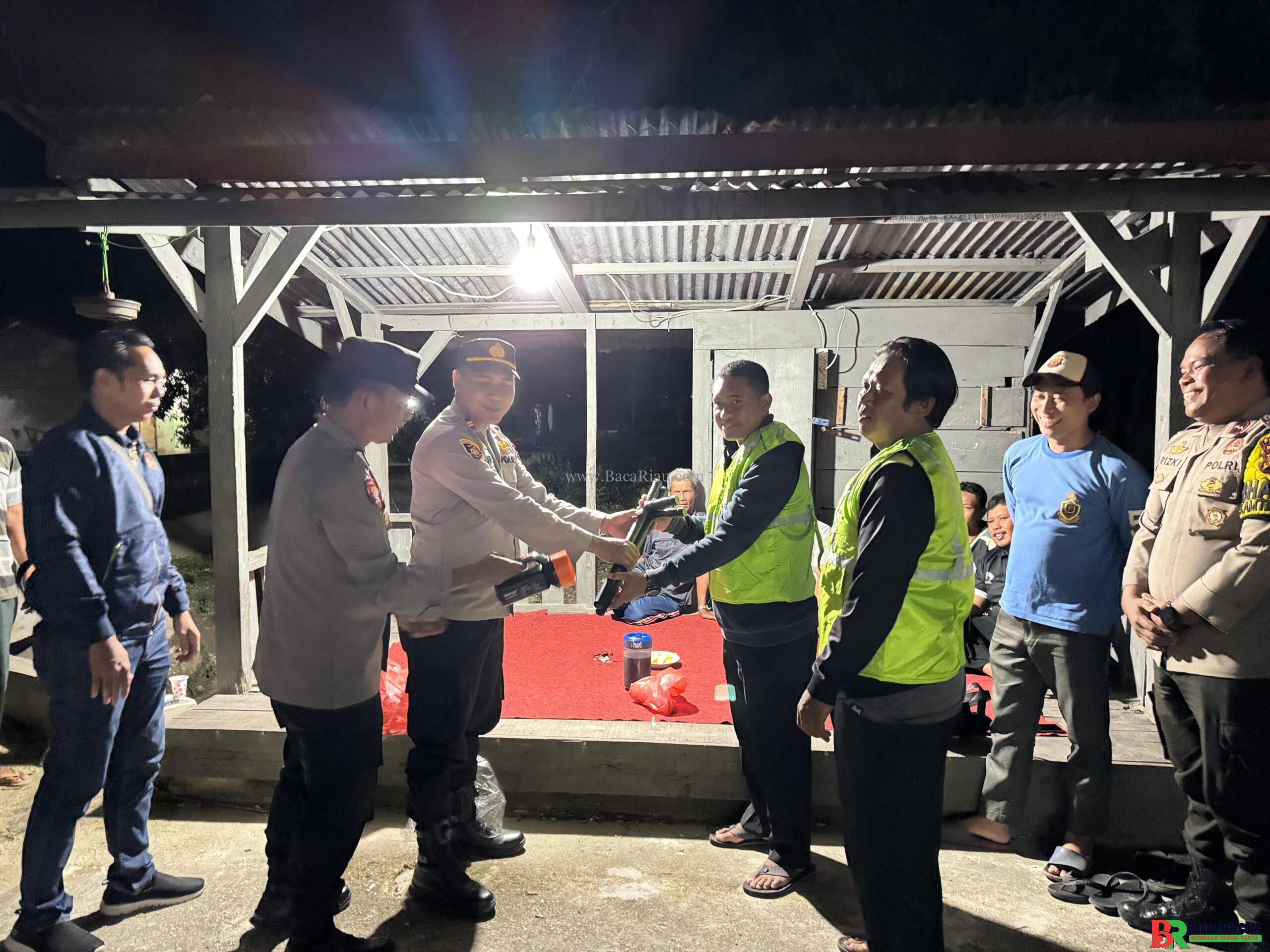 Kapolsek Perhentian Raja ‘Blusukan’ Malam, Pantau Langsung Satkamling, Jalin Keakraban dengan Warga