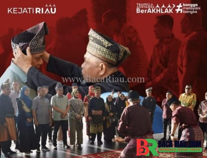 
					Disematkan Tanjak Kajati Sutikno S.H., M.H., tiba di bumi lancang kuning dan disambut oleh unsur Forkopimda