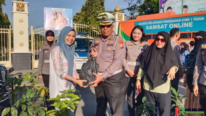 
					DITLANTAS POLDA RIAU GELAR KAMPANYE KESELAMATAN BERLALU LINTAS DAN GREEN POLICING DI AREA CFD PEKANBARU