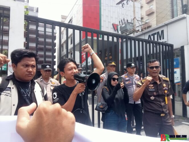 
					BALAPATISIA Gelar Aksi ke-3 di Depan Kejari Pekanbaru, Desak Penetapan Tersangka RP Kasus Videotron Rp972 Juta