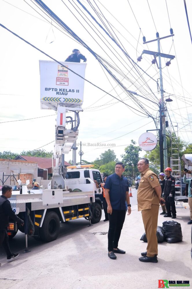 
					Perapian Kabel Fiber Optik Yang Semerawut di Pimpin Langsung Plh Setdako Ingot Ahmad Hutasuhut