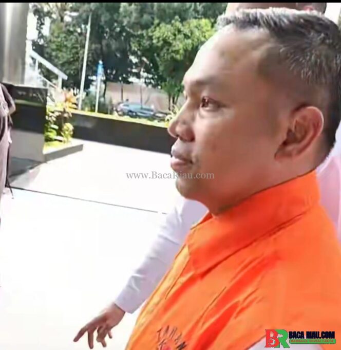 
					Mengenakan Rompi Orange 𝗚𝘂𝗯𝗲𝗿𝗻𝘂𝗿 𝗥𝗶𝗮𝘂 𝗔𝗯𝗱𝘂𝗹 𝗪𝗮𝗵𝗶𝗱 𝗥𝗲𝘀𝗺𝗶 𝗝𝗮𝗱𝗶 𝗧𝗲𝗿𝘀𝗮𝗻𝗴𝗸𝗮, 𝗞𝗣𝗞 𝗦𝗶𝘁𝗮 𝗨𝗮𝗻𝗴 𝗥𝗽𝟭,𝟲 𝗠𝗶𝗹𝗶𝗮𝗿 𝗱𝗮𝗿𝗶 𝟯 𝗠𝗮𝘁𝗮 𝗨𝗮𝗻𝗴