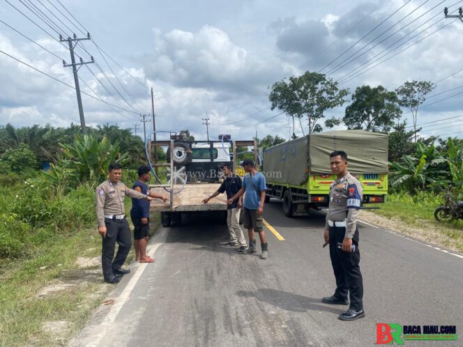 
					Tabrakan Truk Pengangkut Alat Berat di Jalan Raya Air Bulin, Polisi Bangka Barat Tanggap Cepat Selamatkan Korban