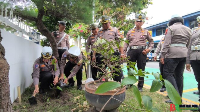 
					Hijaukan Lingkungan, Ditlantas Polda Riau Gelorakan Semangat Green Policing Lewat Aksi Tanam Pohon di Mako