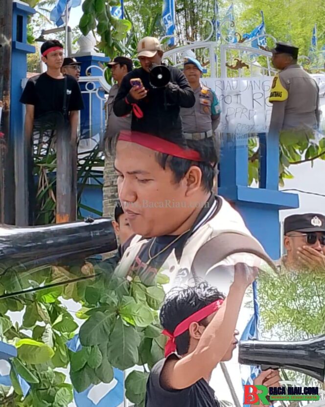 
					Aksi Ke 4 BALAPATISIA Desak DPW PAN Riau Nonaktifkan Roni Pasla, Soroti Dugaan Keterlibatan dalam Kasus Videotron