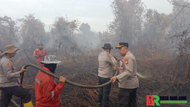 
					Kapolres Kampar ‘Turun Tangan’ Dinginkan Lahan Bekas Karhutla Dekat Perumahan Warga, Pastikan Aman!