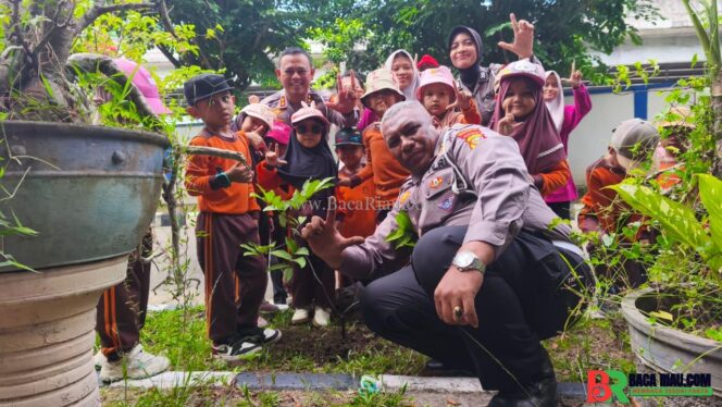 
					Edukasi Lalu Lintas dan Aksi Tanam Pohon Bersama Generasi Usia Dini di Taman Lalu Lintas Polda Riau