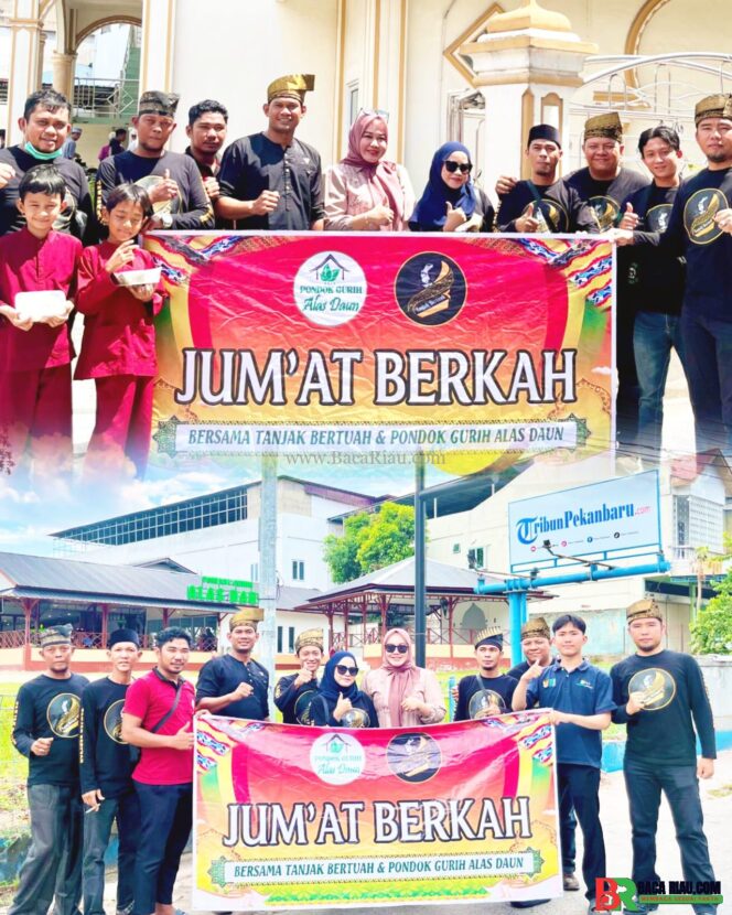 
					Jumat Berkah di Masjid Ar Rahim dan Pondo Gurih Alas Daun, Tanjak Bertuah Hadir Kembali di Puser Masyarakat