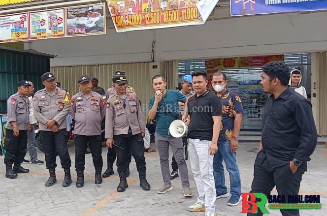 
					ALPERHI Gelar Aksi, Mendesak Manajemen Indomaret 1-3 Arifin Ahmad Bongkar Bangunan Tambahan yang Melanggar GSB dan Menuntut Satpol PP Segera Segel Lokasi