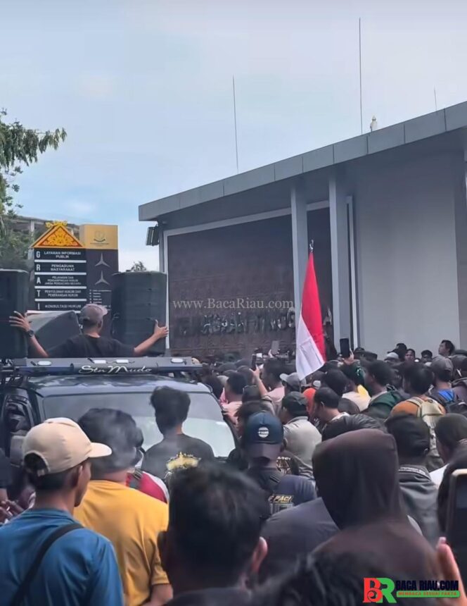 
					Ribuan Masa Gelar Aksi Didepan Kantor Kejaksaan Tinggi Riau,1.321 Personil Polisi Mengamankan Aksi Tersebut 