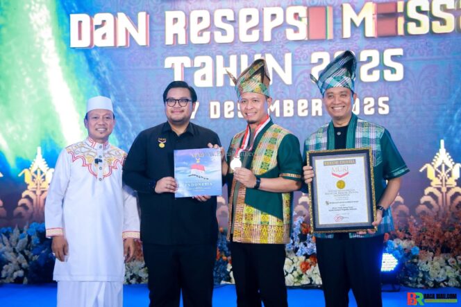 
					Pekanbaru Gelar Nikah Massal, Pecahkan Rekor MURI Tepuk Tepung Tawar Terbanyak